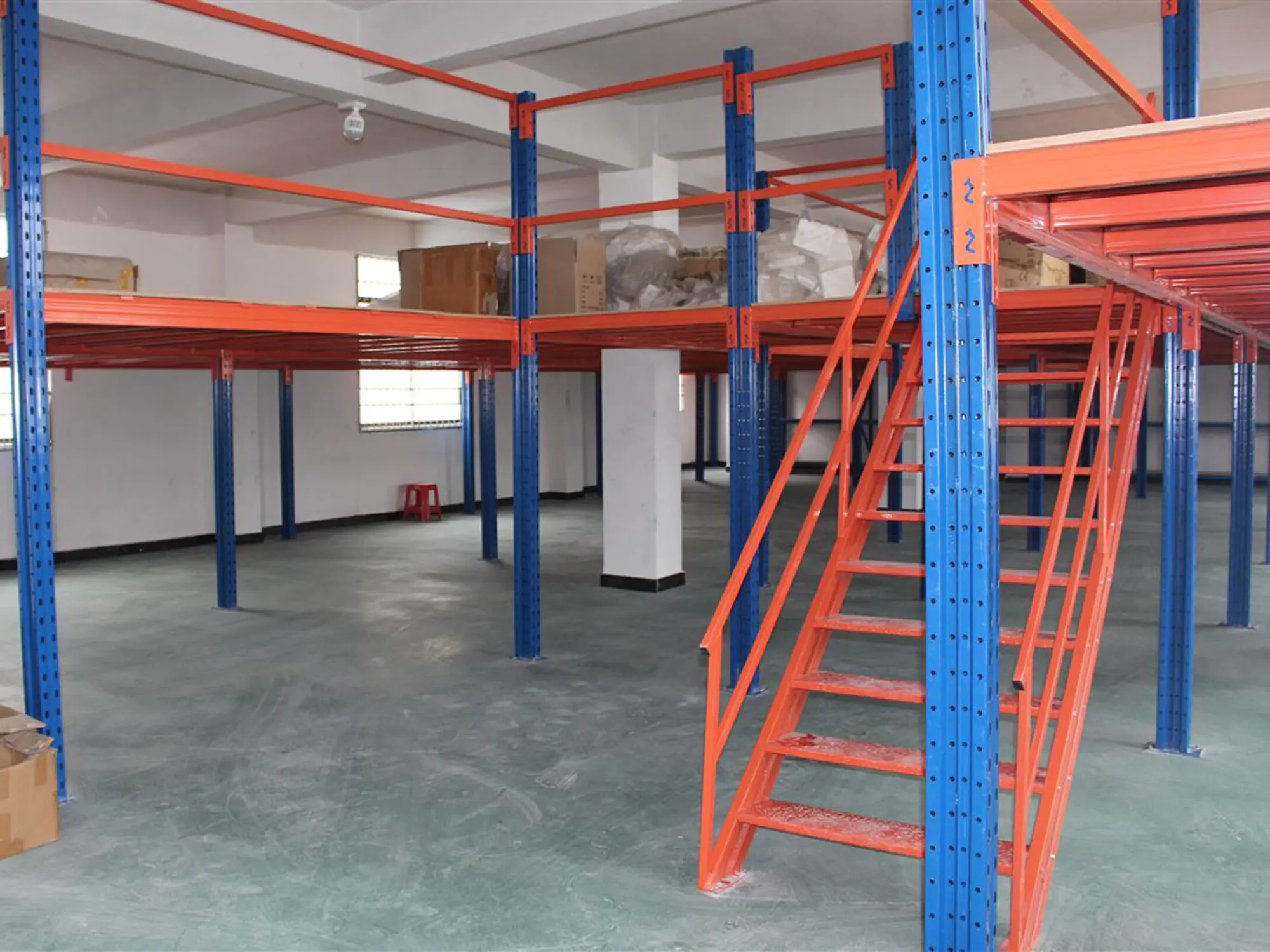 High-load-capacity steel mezzanine floor for warehouse storage